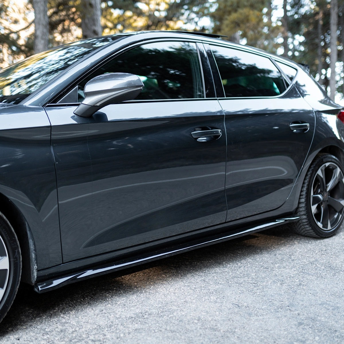 Taloneras Apex Aero Design Negro Brillante (Juego de 2 Piezas) – Estilo Deportivo para Cupra Leon y Seat Leon FR Mk4 (2020-2024+)